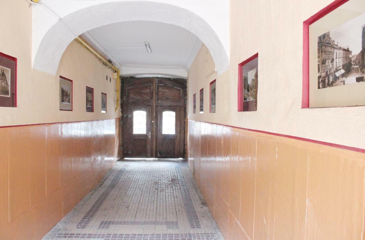 в центрі подобово біля палаці мистецтв вулиця коперніка 10 * 利沃夫